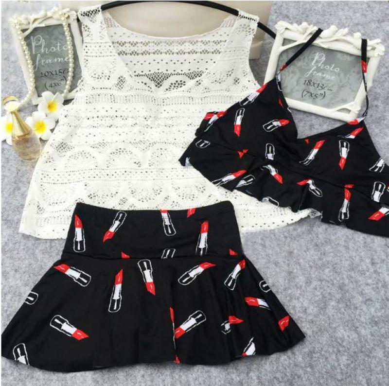 Nơi bán Bikini 2 mảnh họa tiết son môi kèm áo ren mặc ngoài
