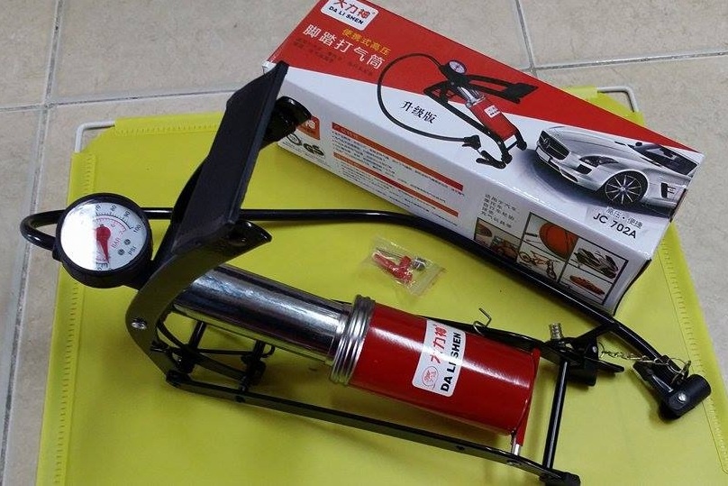 Bơm hơi đạp chân mini cho ÔTÔ đa năng và tiện dụng
