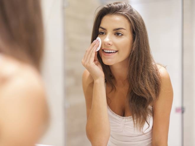 Tẩy trang dạng nước giúp bạn lấy đi những vết bẩn và trang điểm cứng đầu
