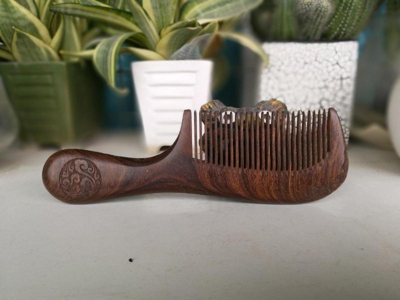 Lược gỗ đàn hương trạm khắc thủ công Mã 1802