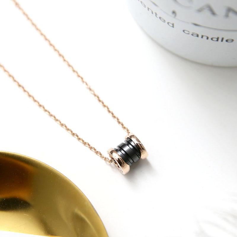 Modis baja titanium Emas Mawar keramik hitam Silinder Kalung merah kalung klavikula Elegan minimalis perempuan Kalung Berantai ornamen