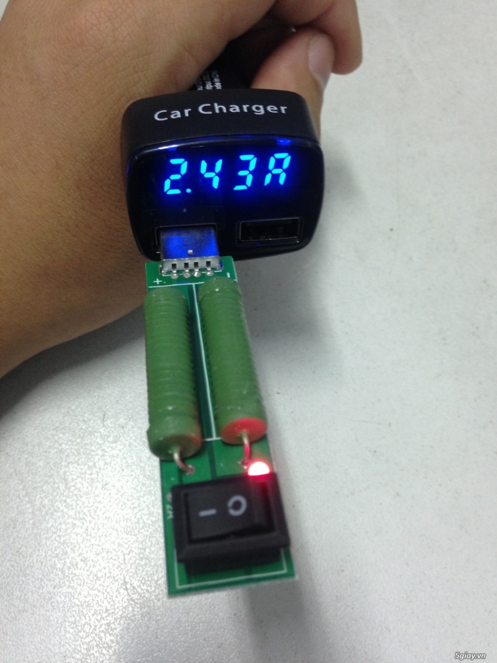 Sạc điện thoại trên ô tô, theo dõi điện áp acquy, nhiệt độ trong xe.