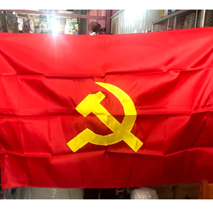 Lá cờ lười liễm: Dù ngày nay nhiều người cho rằng lá cờ lười liễm là một biểu tượng phiền toái, nhưng trong năm 2024, nó lại là một tài sản quý giá của người Việt. Hình ảnh này tượng trưng cho sự bền vững và sự kiên trì trong công việc.