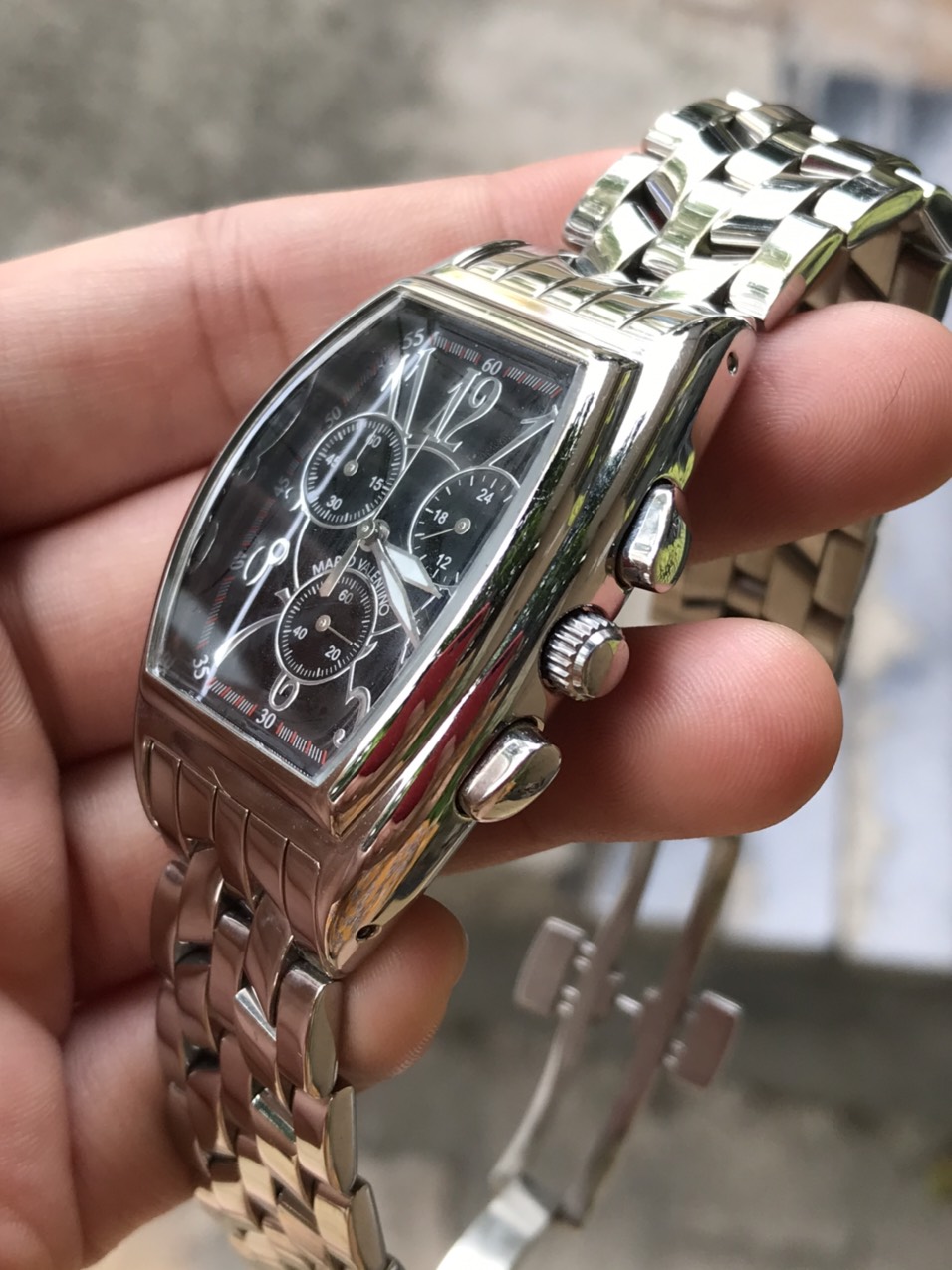 Đồng hồ nữ Mario Valentino mặt màu đen, sáu kim, dây kim loại 5