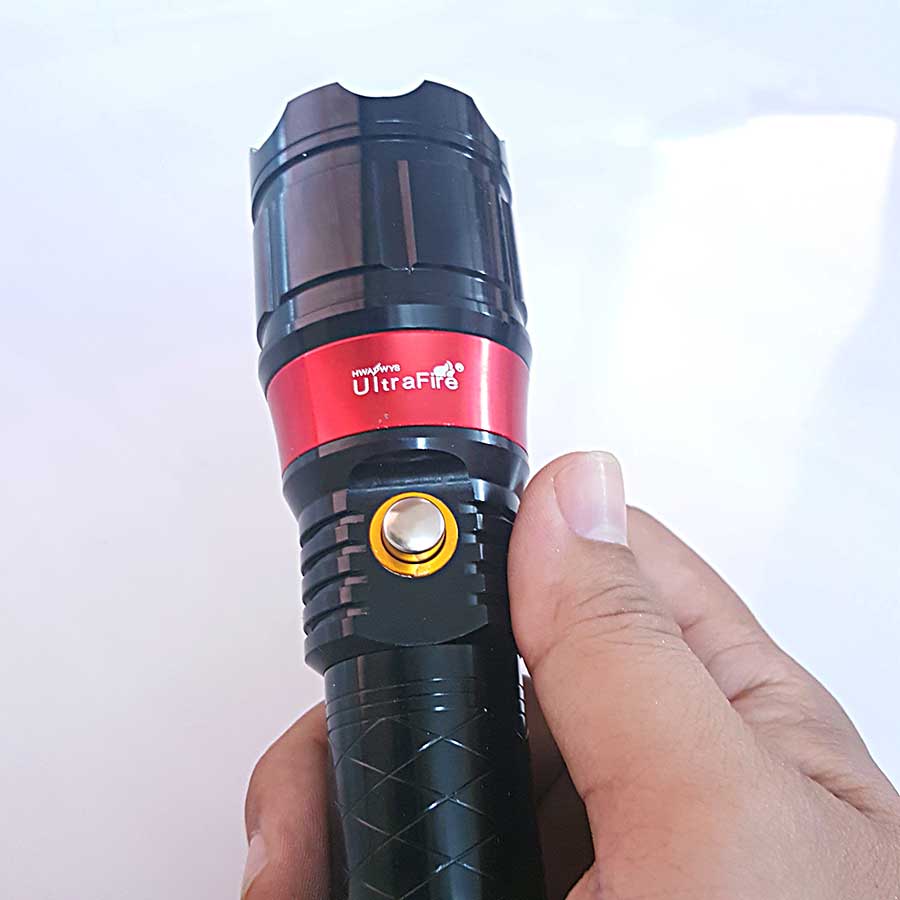 Đèn Pin Laser Tia Đỏ 2 Trong 1 ☑ Đèn Pin Laser Tia Đỏ 2 Trong 1 Có nhiều chế độ sáng: Sáng Mạnh - Vừa - Yếu, Nháy ,đèn pin , đèn laser , đèn pin và laser cùng lúc ☑ Khả năng chiếu xa lên tới 200M ☑ Có Thể Sử dụng làm sạc dự phòng trong trường hợp khẩn cấp ☑ Làm từ hộp kim nhôm bao đốt, bao đập, bao va chạm ☑ Thiết kế nhỏ gọn dễ cầm nắm và di chuyển ☑ Tuổi thọ 100.000 giờ tương đương dùng 27 năm (10 giờ/ngày) ☑ Bộ SP Gồm : Đèn, Pin Sạc 18650 Korea, Sạc Pin, Khay Dùng Pin Tiểu, Phiếu BH 12 tháng .------------------------------------------------------------------------------------------- Thông Số- ☑ Kích Thước : độ dài …20cm…. Độ rộng…5cm…….. ☑ Độ Sáng : 800 Lumen ☑ Thời Gian Chiếu Sáng : 3-8 Tiếng Tùy chế độ sử dụng ------------------------------------------------------------------------------------------Trọn Bộ Sản Phẩm Gồm- ☑ Đèn pin - ☑ 1 Pin - ☑ Hộp Đựng - ☑ Giấy Hướng dẩn sử dụng - ☑ Sạc - ☑ khay đựng pin - ☑ giấy bảo hành