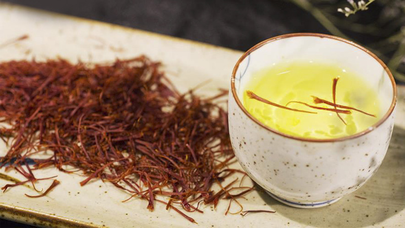 Uống hoa nhuỵ hoa nghệ tây đúng cách