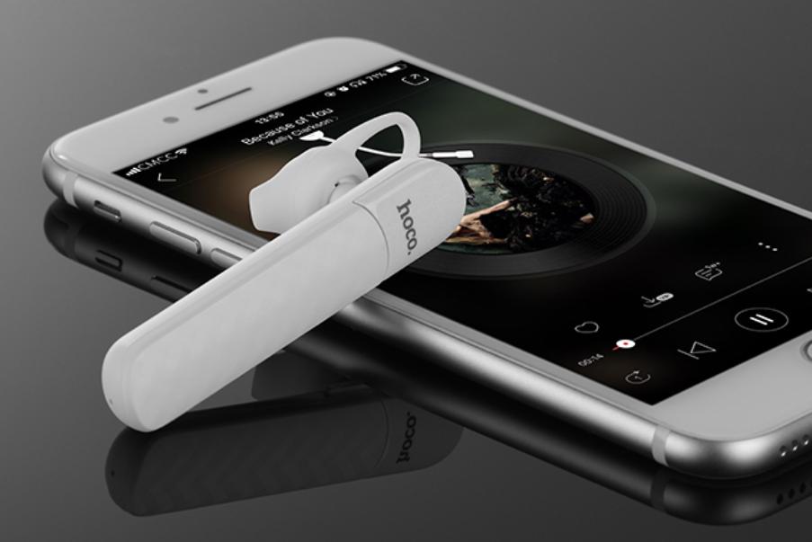 HOCO E25 được người dùng đánh giá cao bởi thiết kế đẹp mắt, hiệu năng ổn định cùng một mức giá vô cùng hợp lý Tai nghe Bluetooth HOCO E25 được đánh giá cao bởi những ưu điểm sau:, , , Thiết kế sang trọng với những đường kẻ caro tinh tế Sử dụng chất liệu nhựa ABS cao cấp, , Chất lượng đàm thoại tốt Kết nối Bluetooth 4.2 mạnh mẽ giúp kết nối ổn định tương thích với hầu hết smartphone trên thị trường, , Phạm vi kết nối rộng 10m giúp người dùng thoải mái sử dụng, , Thời gian đàm thoại 4 giờ và sạc đầy chỉ sau 1,5 giờ, , Thiết kế phím bấm cùng cổng sạc giúp người dùng dễ thao tác và sử dụng HOCO E25 sở hữu dung lượng pin 80mAh, giúp thời gian nghe nhạc lên đến 4 giờ, , Mô tả chi tiết: HOCO E25 thu hút người dùng ngay ở vẻ ngoài sang trọng tinh tế của mình, lớp caro nhám kết hợp cùng phần nhựa trơn bên trên tạo nên một tổng thể vô cùng hài hòa, 