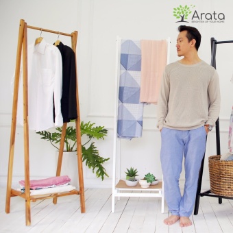 Giá treo quần áo bằng gỗ thương hiệu Arata  