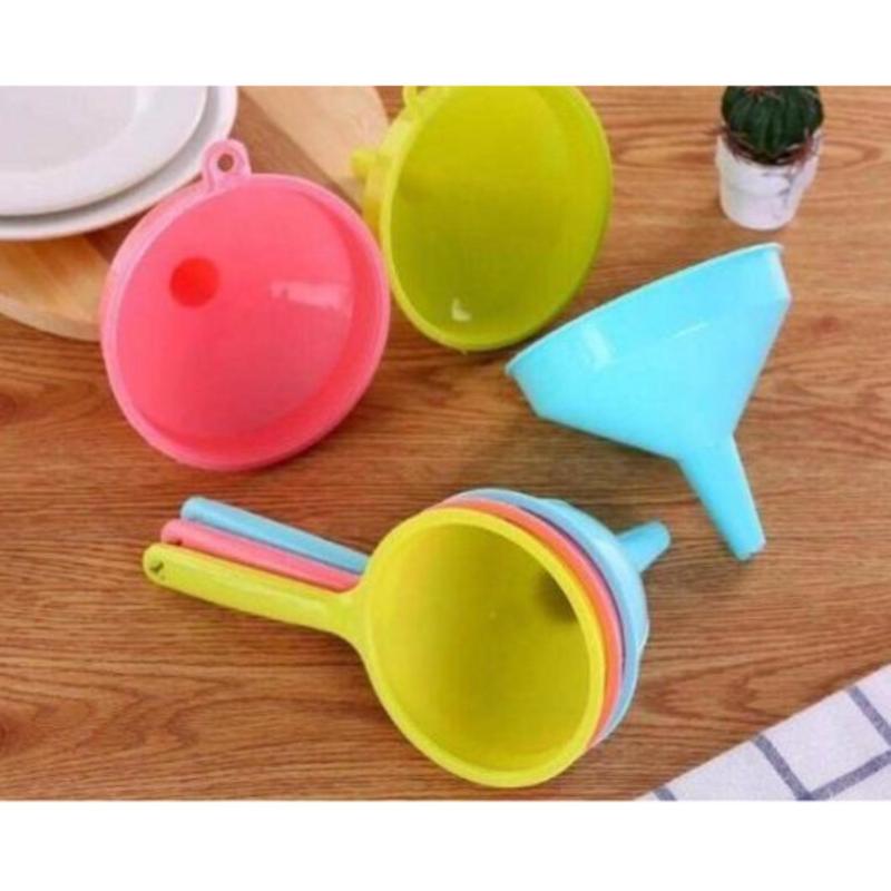 Giá bán Phễu nhựa cán dài cao cấp tiện dụng (1 chiếc)