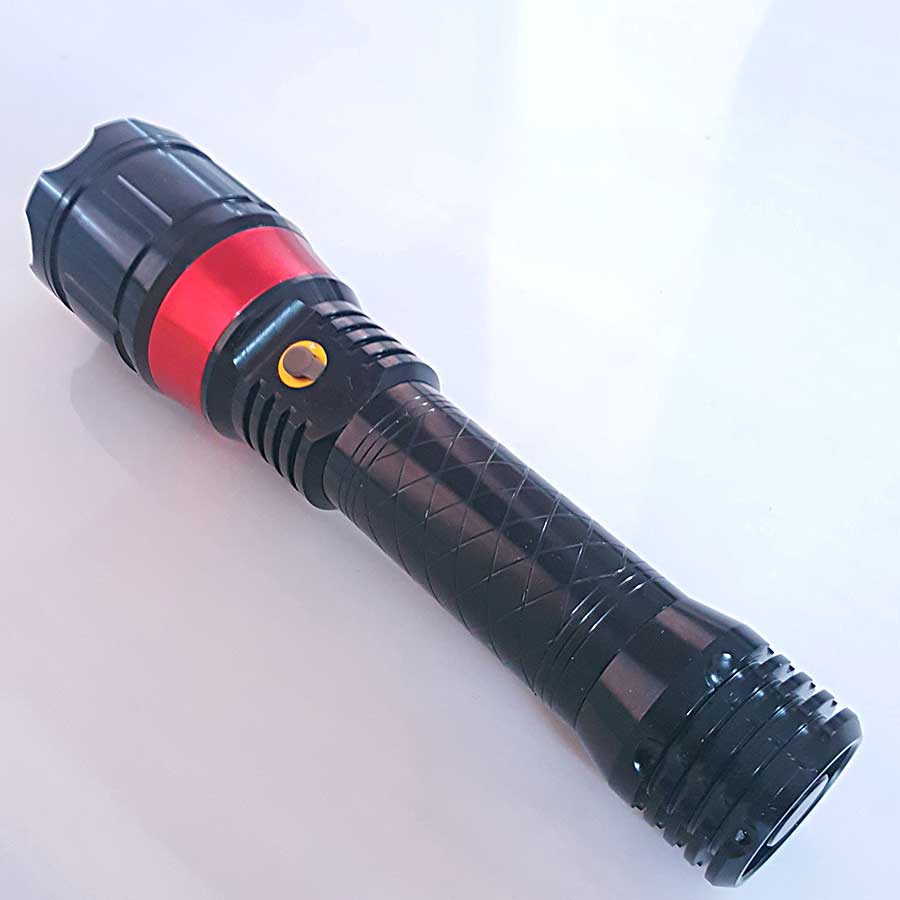 Đèn Pin Laser Tia Đỏ 2 Trong 1 ☑ Đèn Pin Laser Tia Đỏ 2 Trong 1 Có nhiều chế độ sáng: Sáng Mạnh - Vừa - Yếu, Nháy ,đèn pin , đèn laser , đèn pin và laser cùng lúc ☑ Khả năng chiếu xa lên tới 200M ☑ Có Thể Sử dụng làm sạc dự phòng trong trường hợp khẩn cấp ☑ Làm từ hộp kim nhôm bao đốt, bao đập, bao va chạm ☑ Thiết kế nhỏ gọn dễ cầm nắm và di chuyển ☑ Tuổi thọ 100.000 giờ tương đương dùng 27 năm (10 giờ/ngày) ☑ Bộ SP Gồm : Đèn, Pin Sạc 18650 Korea, Sạc Pin, Khay Dùng Pin Tiểu, Phiếu BH 12 tháng .------------------------------------------------------------------------------------------- Thông Số- ☑ Kích Thước : độ dài …20cm…. Độ rộng…5cm…….. ☑ Độ Sáng : 800 Lumen ☑ Thời Gian Chiếu Sáng : 3-8 Tiếng Tùy chế độ sử dụng ------------------------------------------------------------------------------------------Trọn Bộ Sản Phẩm Gồm- ☑ Đèn pin - ☑ 1 Pin - ☑ Hộp Đựng - ☑ Giấy Hướng dẩn sử dụng - ☑ Sạc - ☑ khay đựng pin - ☑ giấy bảo hành