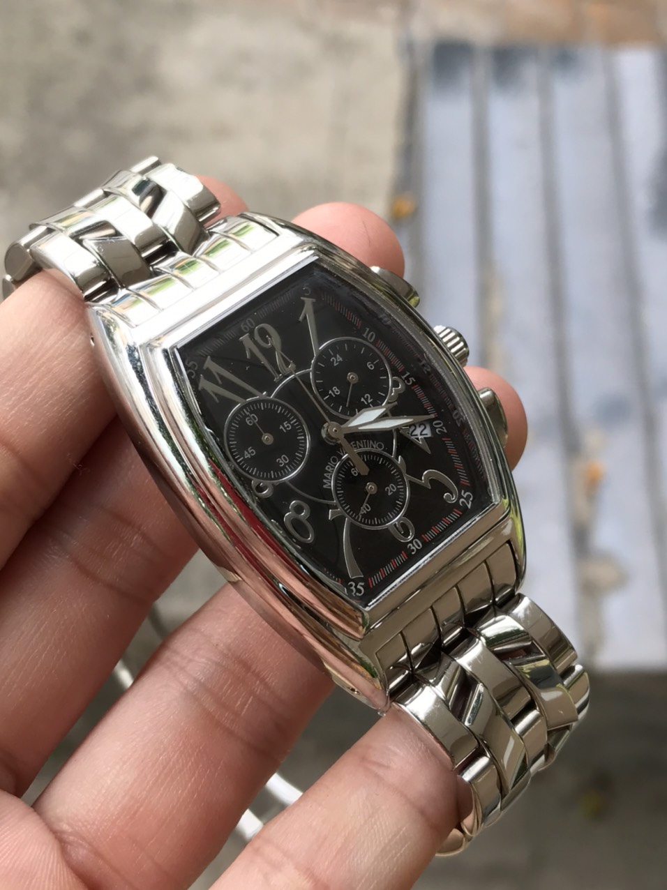 Đồng hồ nữ Mario Valentino mặt màu đen, sáu kim, dây kim loại 3