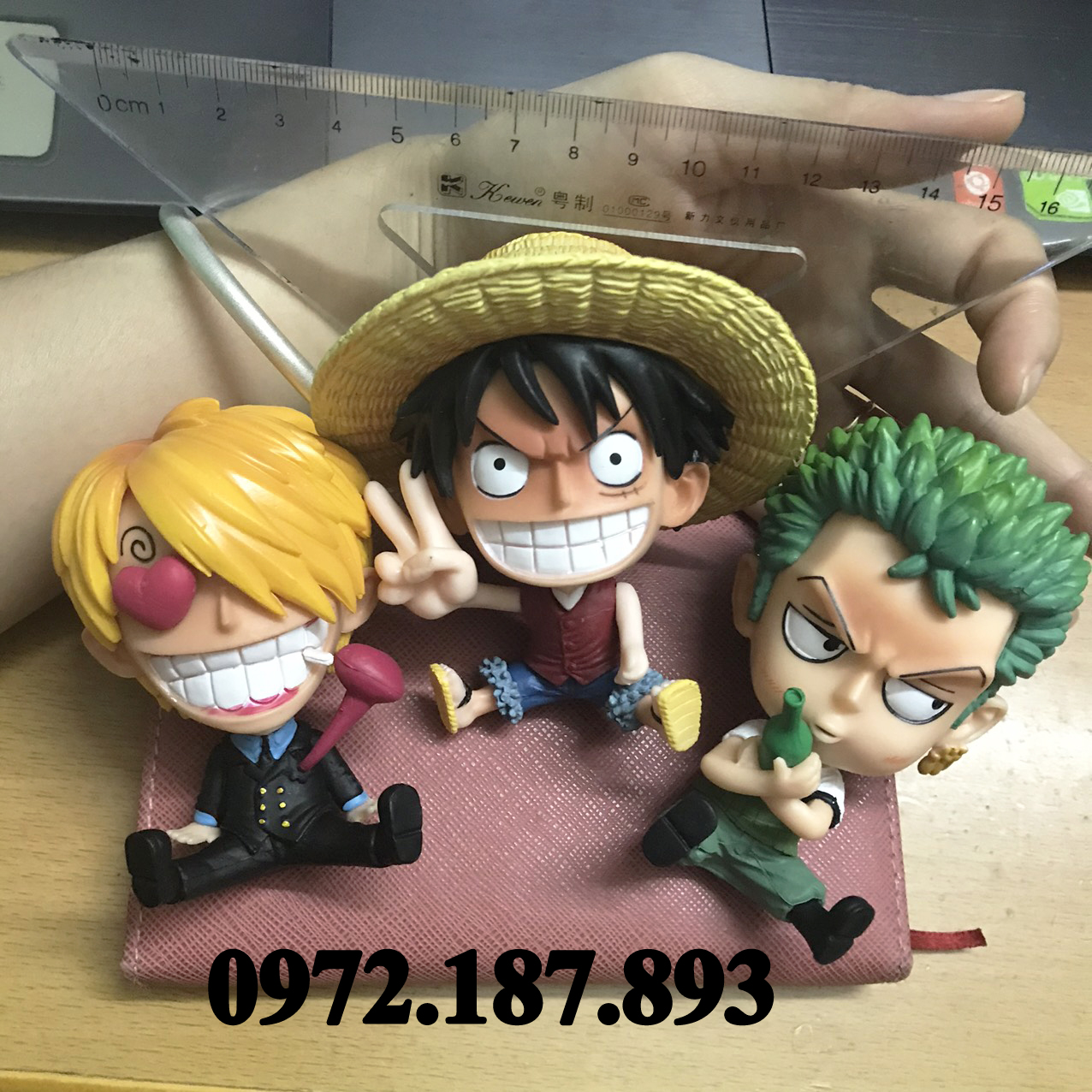 Giá Bộ 3 mô hình: Bạn yêu thích One Piece? Bạn muốn sở hữu bộ 3 mô hình nhân vật đáng yêu trong siêu phẩm anime One Piece? Hãy xem ngay hình ảnh bộ 3 mô hình này để cảm nhận sự đáng yêu và phấn khích.