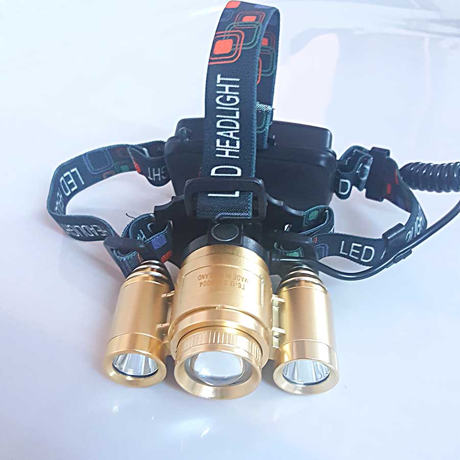Đèn Đội Đầu 3 Bóng ☑ Đèn Đội Đầu 3 Bóng Có nhiều chế độ sáng: Sáng Mạnh - Vừa - Yếu, có zoom ☑ Khả năng chiếu xa lên tới 200M ☑ Có Thể Sử dụng làm sạc dự phòng trong trường hợp khẩn cấp ☑ Làm từ hộp kim nhôm bao đốt, bao đập, bao va chạm ☑ Thiết kế nhỏ gọn dễ cầm nắm và di chuyển ☑ Tuổi thọ 100.000 giờ tương đương dùng 27 năm (10 giờ/ngày) ☑ Bộ SP Gồm : Đèn, 2 Pin Sạc, Sạc Pin, Phiếu BH 12 tháng .------------------------------------------------------------------------------------------- Thông Số- ☑ Kích Thước : độ dài …12cm…. Độ rộng…5cm…….. ☑ Độ Sáng : 800 Lumen ☑ Thời Gian Chiếu Sáng : 3-8 Tiếng Tùy chế độ sử dụng------------------------------------------------------------------------------------------Trọn Bộ Sản Phẩm Gồm- ☑ Đèn pin - ☑ Hộp Đựng - ☑ Giấy Hướng dẩn sử dụng - ☑ Sạc - ☑ khay đựng pin - ☑ giấy bảo hành