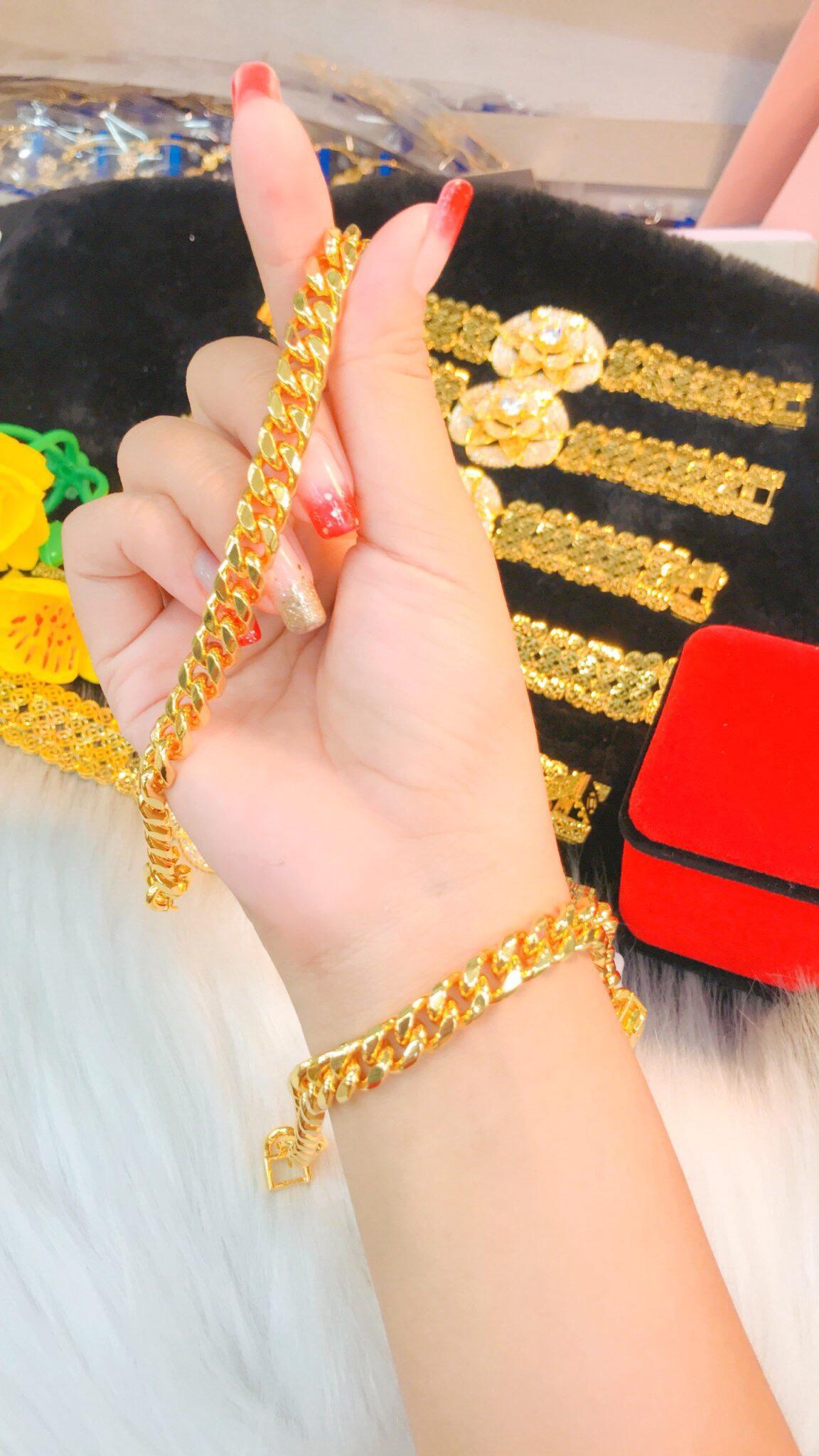 Lắc tay vàng 24K giá: Lắc tay vàng 24K đã trở thành một biểu tượng của sự giàu có và sành điệu vào năm