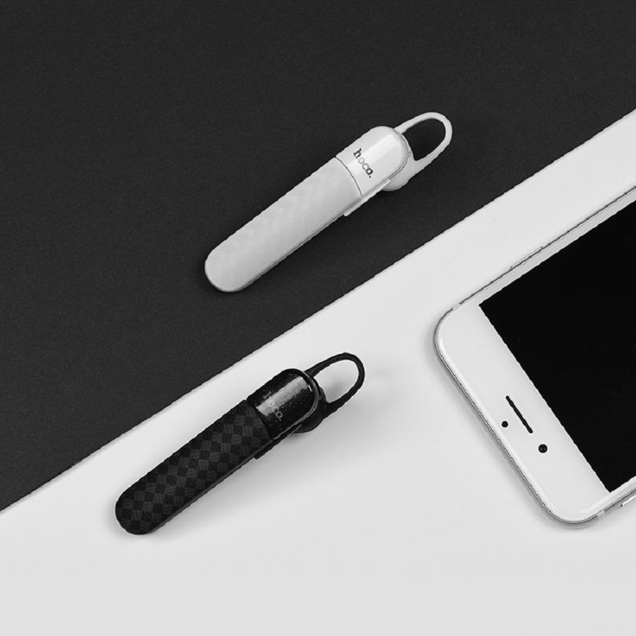 HOCO E25 được người dùng đánh giá cao bởi thiết kế đẹp mắt, hiệu năng ổn định cùng một mức giá vô cùng hợp lý Tai nghe Bluetooth HOCO E25 được đánh giá cao bởi những ưu điểm sau:, , , Thiết kế sang trọng với những đường kẻ caro tinh tế Sử dụng chất liệu nhựa ABS cao cấp, , Chất lượng đàm thoại tốt Kết nối Bluetooth 4.2 mạnh mẽ giúp kết nối ổn định tương thích với hầu hết smartphone trên thị trường, , Phạm vi kết nối rộng 10m giúp người dùng thoải mái sử dụng, , Thời gian đàm thoại 4 giờ và sạc đầy chỉ sau 1,5 giờ, , Thiết kế phím bấm cùng cổng sạc giúp người dùng dễ thao tác và sử dụng HOCO E25 sở hữu dung lượng pin 80mAh, giúp thời gian nghe nhạc lên đến 4 giờ, , Mô tả chi tiết: HOCO E25 thu hút người dùng ngay ở vẻ ngoài sang trọng tinh tế của mình, lớp caro nhám kết hợp cùng phần nhựa trơn bên trên tạo nên một tổng thể vô cùng hài hòa, 