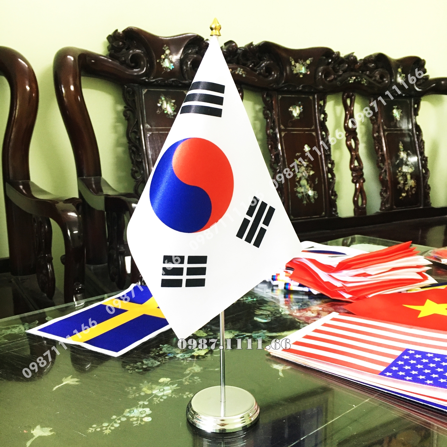Cờ Hàn Quốc để bàn: Với chiếc cờ Hàn Quốc để bàn, bạn có thể dễ dàng cập nhật thông tin về quốc gia Hàn Quốc mọi lúc mọi nơi. Cờ cũng là một vật phẩm phòng ngủ vô cùng lịch sự. Hãy để chiếc cờ Hàn Quốc trải nghiệm cho bạn những giây phút thư giãn và cảm nhận đất nước này qua mỗi hình ảnh.