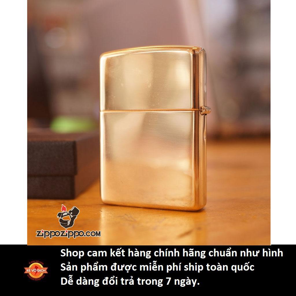 Gian hàng chính hãng Bật Lửa Zippo Gold Plated Genuine Mỹ B-17 Mỹ Hãng sản xuất: Zippo Xuất xứ: sản xuất tại Mỹ Zippo tặng kèm bấc đá đi kèm Chất liệu vỏ: đồng thau phủ chrome Tình trạng: mới 100%, nguyên seal tem đỏ Sản phẩm kèm hộp có mã vạch kiểm tra hàng chính hãng 14 ngày đổi trả nếu không vừa ý Bảo hành chính hãng trọn đời